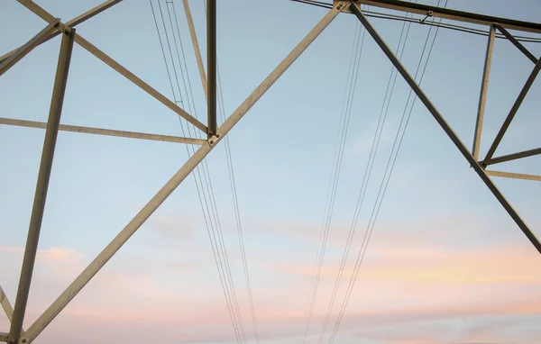 Altın ışık saat ile bir yaz günbatımı çizgilerin geometrik arka plan.