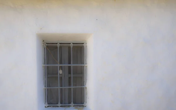 Rustik ön tamamen pencere ve ışık üzerinde gösteren çakmak ile beyaz badanalı.