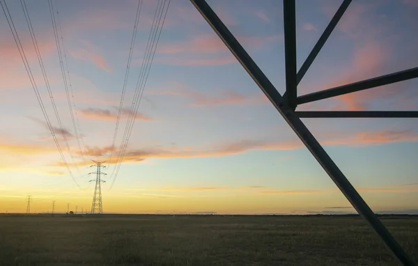 Altın ışık saat ile bir yaz günbatımı çizgilerin geometrik arka plan.