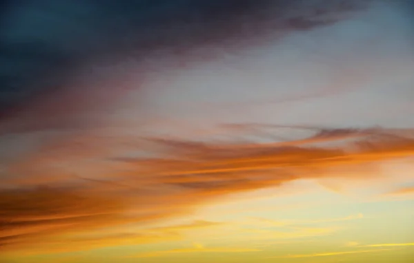 Altın saatte yazlık bir gün batımı gökyüzünün arka planı.