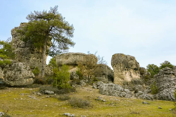 Erozyonla özetlenen kayaların peyzajı.