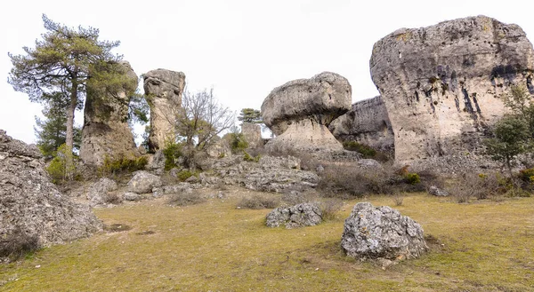 Erozyonla özetlenen kayaların peyzajı.