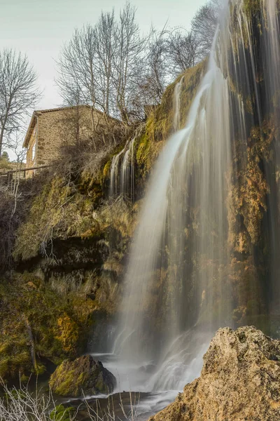Şelale buna neden nehir kaynağından birkaç kilometre.