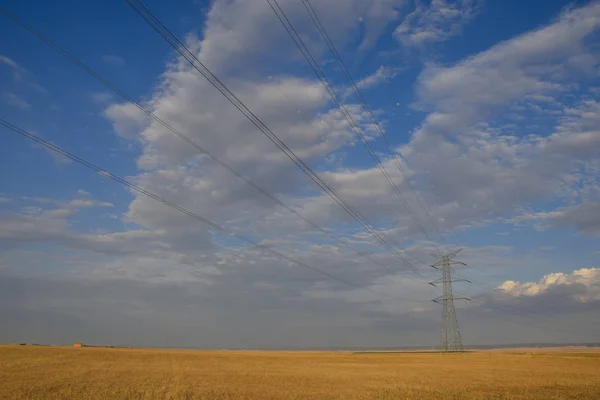 Bir yaz gün batımının altın saat sonra bir yaz kırsal ortasında Yüksek gerilim kulesi.