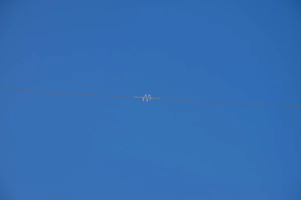 Sommerlich Blauer Himmelshintergrund Mit Horizontaler Hochspannungskabelquerung Der Mitte — Stockfoto