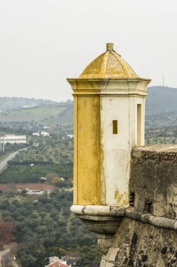 Eski bir Avrupa kalesinin koruma kapısı tarafından oluşturulan arka plan.