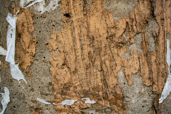 Régi betonfal, nyomokban ragasztóval a hirdetések — Stock Fotó
