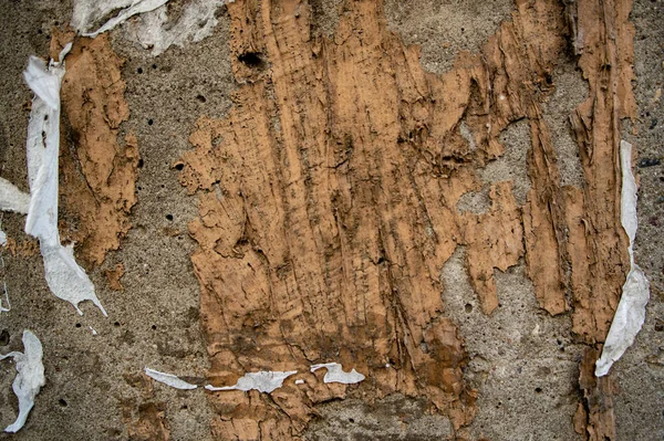 Vecchio muro di cemento con tracce di colla da annunci — Foto Stock