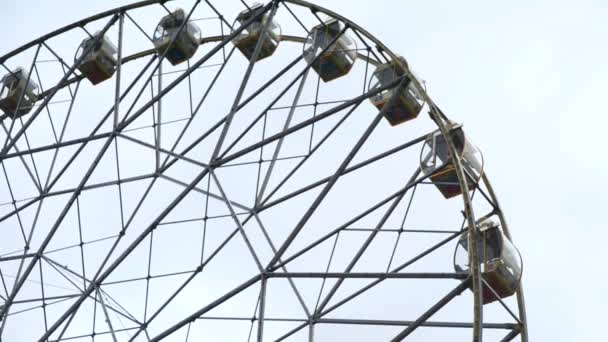 Riesenrad auf dem Himmel Hintergrund — Stockvideo