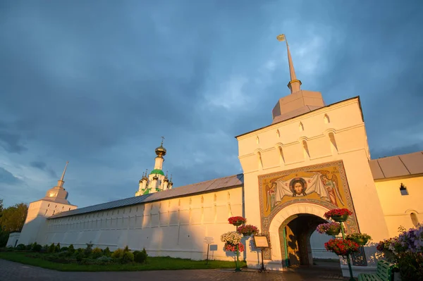 Tolga Manastırı'ndaki Çapraz Yüceltme Kilisesi. Altın yüzük. Yaroslavl. Rusya. Gün batımı güneşi ile aydınlatılan manastır duvarı