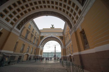 Winter palace görünümü ile Senato arch şafakta, st petersburg.