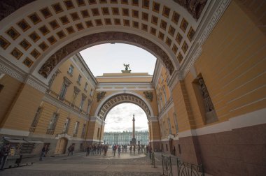 Winter palace görünümü ile Senato arch şafakta, st petersburg.