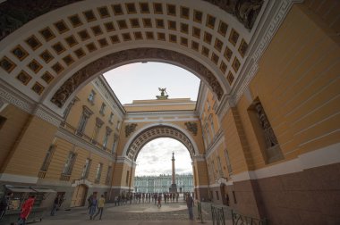 Winter palace görünümü ile Senato arch şafakta, st petersburg.