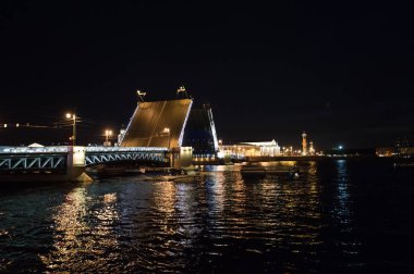 St. Petersburg'da gece köprüsünden boşanma