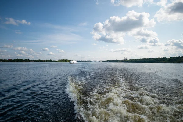 De Golf maakte de boot op de rivier. Een staart van een spoor van de rivierboot op de draagvleugelboot op een oppervlak van het water op de River. Water entertainment. — Stockfoto