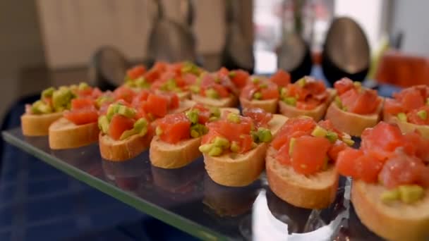 Canapés de salmón ahumado y aguacates — Vídeos de Stock