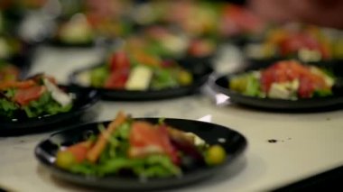 Somon salatası ile masada Tabaklar.