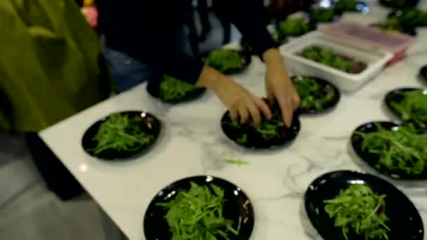 Bereiding van zalm salade met olijven — Stockvideo