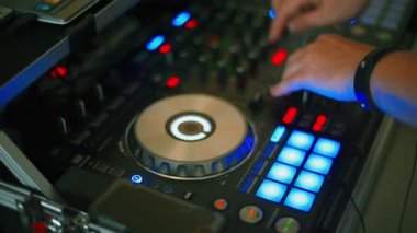 Dj elleri bir ses uzaktan kumandası ile çalışır