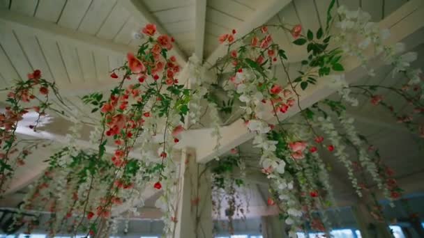 Dekor av konstgjorda blommor för att dekorera caféer — Stockvideo