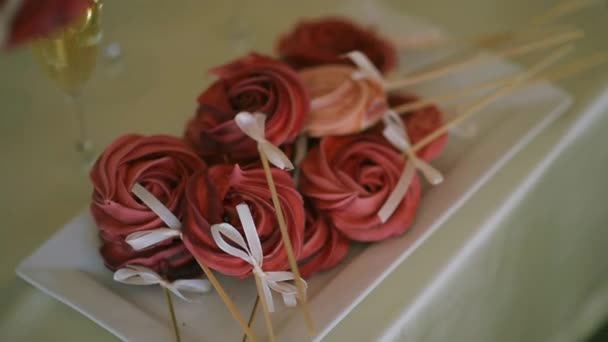 Солодкий десерт на паличці у вигляді троянди — стокове відео