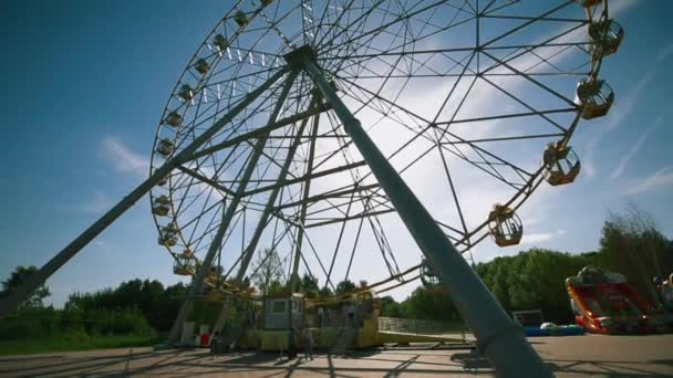 Τροχός ferris στο φόντο του ουρανού — Αρχείο Βίντεο