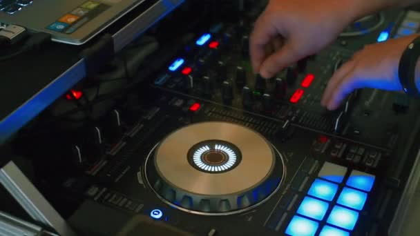 DJ-handen werken met een Sound Remote — Stockvideo