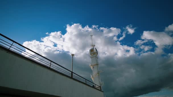 Bulutların arka planında saat kulesi — Stok video