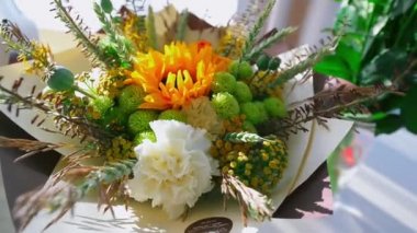 Hediye olarak çiçek düzenleme buketi