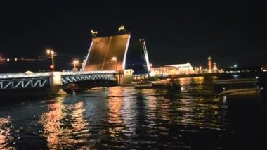 Köprü, gece ıslah ıslahı sonra nehir üzerinde tekneler