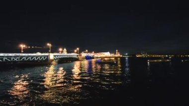 Köprü, gece ıslah ıslahı sonra nehir üzerinde tekneler
