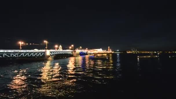 Barcos en el río después de la cría del puente, noche — Vídeos de Stock