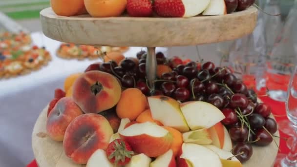 Fruits sur un stand panorama, pêches, cerise. — Video
