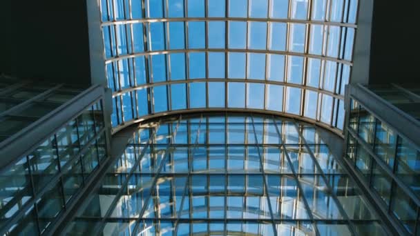 Panorama de la fachada de cristal del edificio — Vídeo de stock