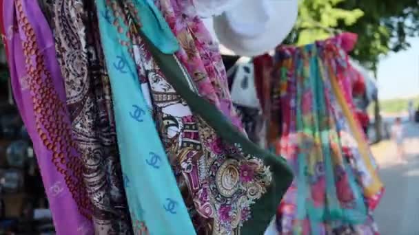 Mantones de colores para la cabeza en la tienda de regalos revoloteando en el viento — Vídeos de Stock
