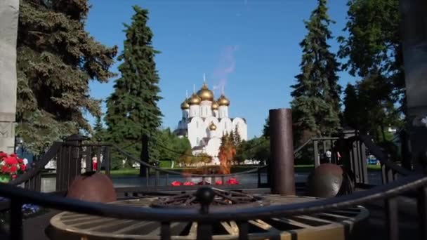 Hemelvaart kathedraal in Yaroslavl op een zonnige dag. Rusland, de stad Yaroslavl, de dijk van de rivier de Wolga op 25 mei 2019. — Stockvideo