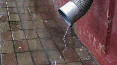 Yağmurda drenaj borusu.