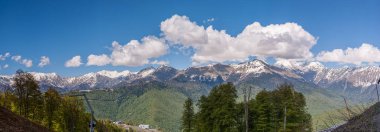 Mavi suda deniz eğimi. Yamaçlar suyun altında yüzüyor. Yan görünüm.