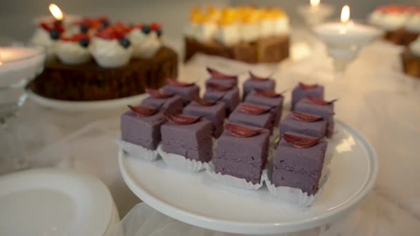 Paarse souffle Square desserts met een chocolade blad bovenop — Stockvideo