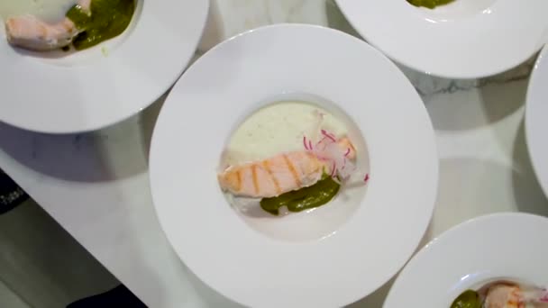 Plato de filete de salmón a la parrilla con verduras sobre mesa de madera — Vídeos de Stock