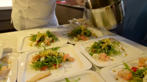 Повар выкладывает блюдо на тарелку с соусом — стоковое видео