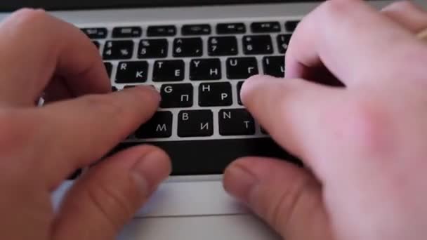 Руки на клавиатуре — стоковое видео