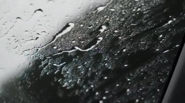 makinenin ön camına düşer