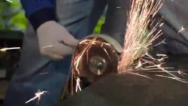 Человек работает со срезанным кругом на металле — стоковое видео