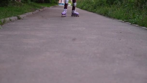 Patinaje sobre ruedas para adolescentes, primeros planos solo rodillos y piernas — Vídeo de stock