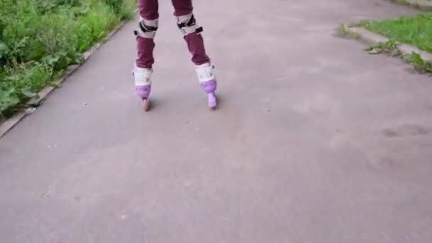 Подростковый катание на роликах, крупным планом только ролики и ноги — стоковое видео
