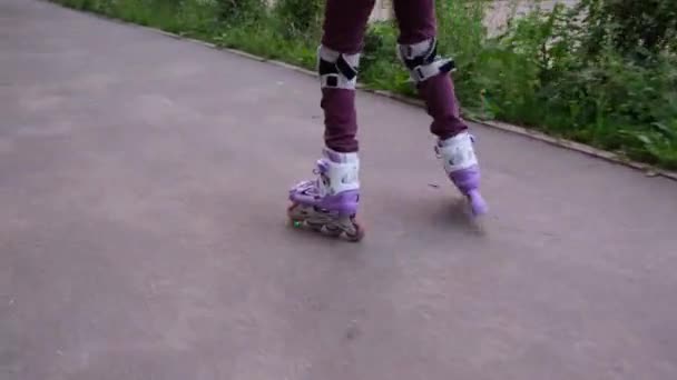 Patinaje sobre ruedas para adolescentes, primeros planos solo rodillos y piernas — Vídeo de stock