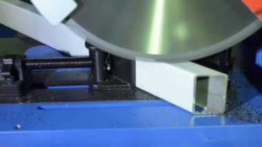 Alüminyum profilli bir parçanın metal testereleri için çalışma testeresi