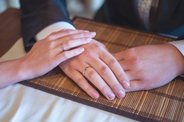 Gelin ve damatlar yüzüklerle elleri