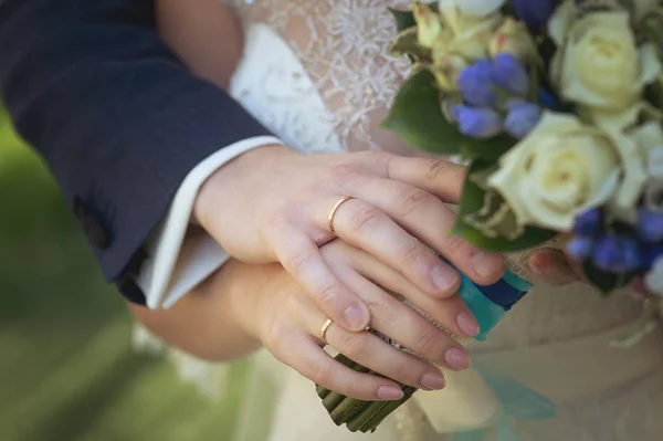 A noiva e noivos mãos com anéis — Fotografia de Stock